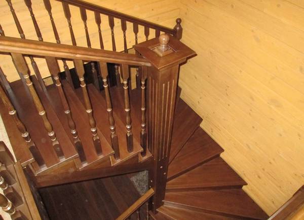 Фото Лестница из массива лиственницы