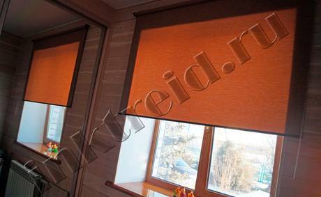 Фото Рулонные шторы на коричневые пластиковые окна, рамы