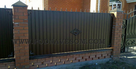 Фото Забор из профлиста с колоннами и ковкой