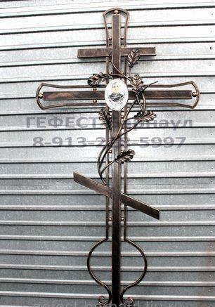 Фото Крест кованый, крест металлический, крест на кладбище