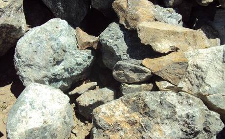 Фото Природный камень змеевик, яшма, кальцит, златалит