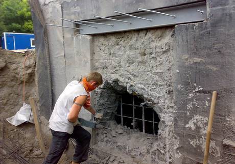 Фото Пробивка проема в стене (бетон)