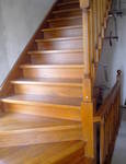 фото Изготовление лестниц из массива дерева от эконом класса