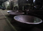 фото Льём чан чугунный для бани от производителя.