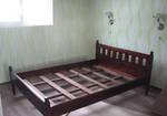 фото Кровать из массива дерева, столики, оконные карницы и пр.