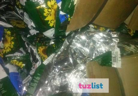 брак упаковки. пленка пвд разноцветная. брак упаковки. отходы производства пвд. фигурка piglette.