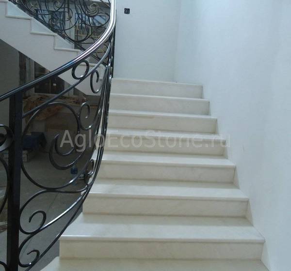 Фото Лестницы, балясины и перила из мрамора Полоцкого