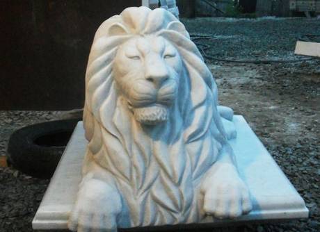 Фото Скульптура статуя Лев большой лежа из белого мрамора