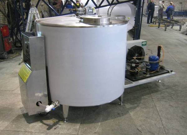 Фото Танк охладитель молока вертикального типа на 2000 литров