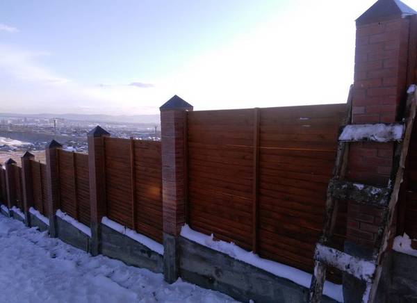 Фото Забор с кирпичными столбами