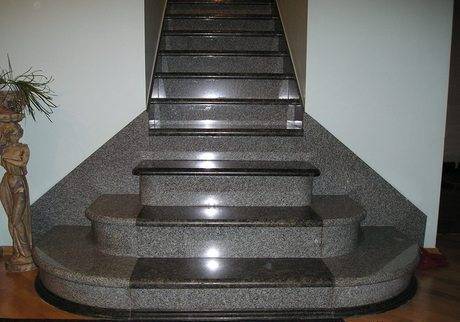 Фото Лестница из натурального камня серый гранит