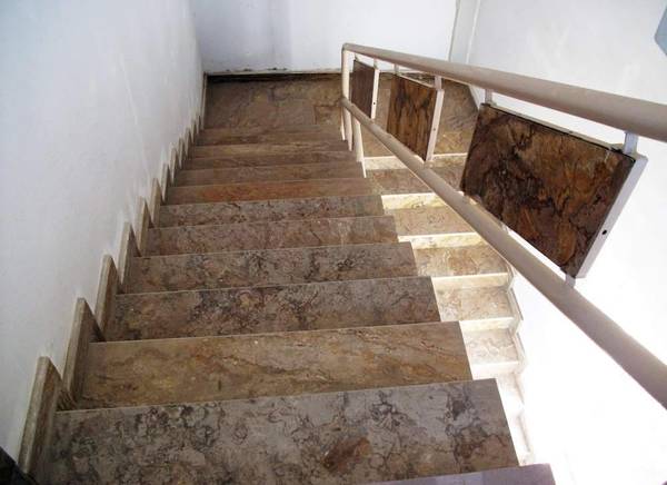 Фото Облицовка лестницы травертином желтый травертин в Краснодар