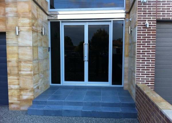 Фото Алюминиевые двери из теплого и холодного алюминия