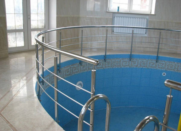 Фото Ограждения и лестницы в бассейн