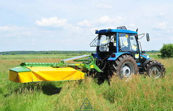Фото Покос травы трактором и вручную