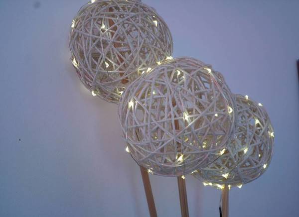 Фото Соломенные шары с подсветкой белого теплого цвета
