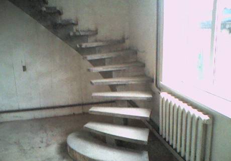 Фото Монолитные лестницы с одним косоуром