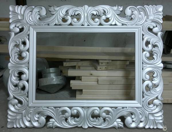 Фото Резные рамки для зеркал и картин из дерева