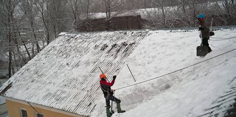 Фото Очистка, сброс, уборка снега с крыш