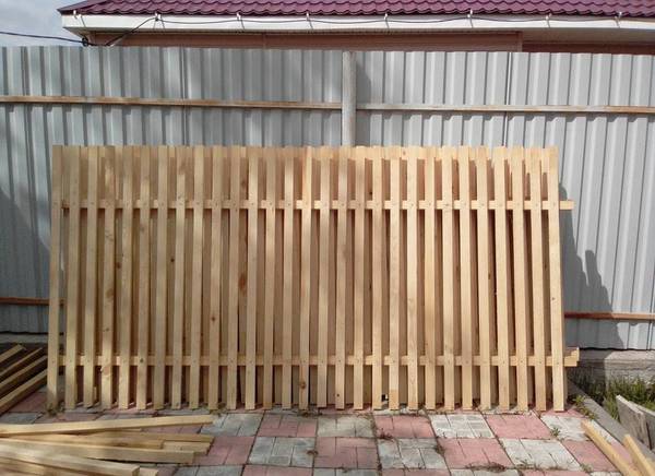 Фото Деревянный забор из штакетника