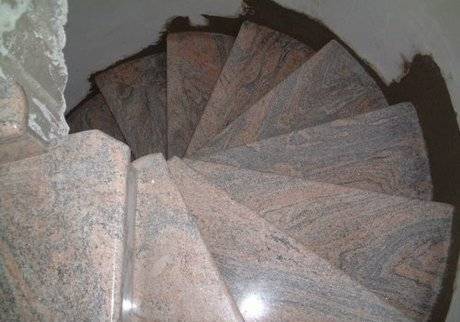 Фото Облицовка лестницы гранитом красный гранит