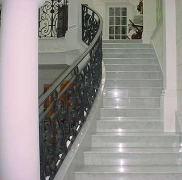 Фото Отделка лестницы мрамором белый мрамор