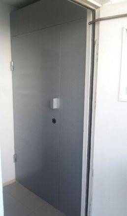 Фото Металлические перегородки с дверями в подъезд