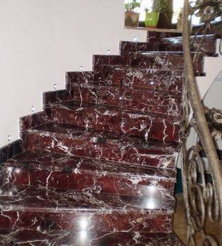 Фото Облицовка лестницы мрамором красный мрамор