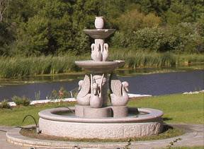 Фото Облицовка фонтана натуральным камнем бежевый гранит