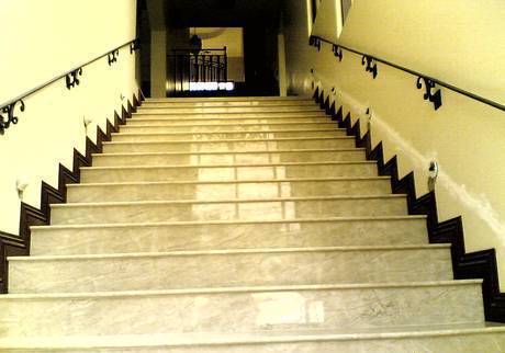 Фото Облицовка лестницы мрамором желтый мрамор