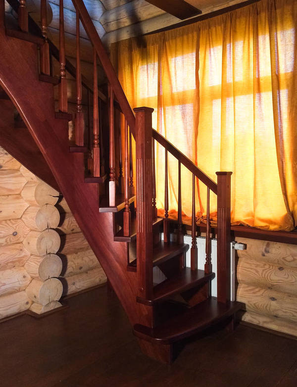 Фото Деревянные лестницы на второй этаж