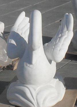 Фото Скульптура статуя Лебедь из белого мрамора