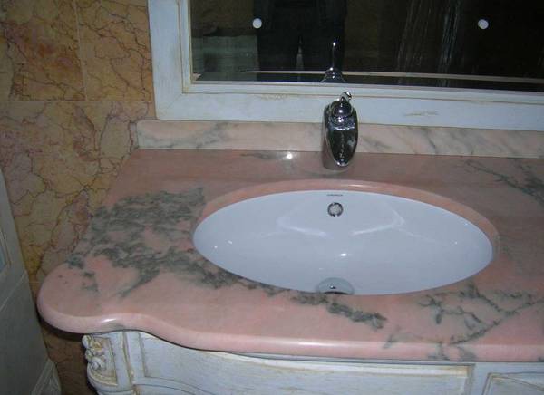 Фото Монтаж столешниц для ванной розовый мрамор