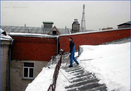 Фото Уборка снега с крыши