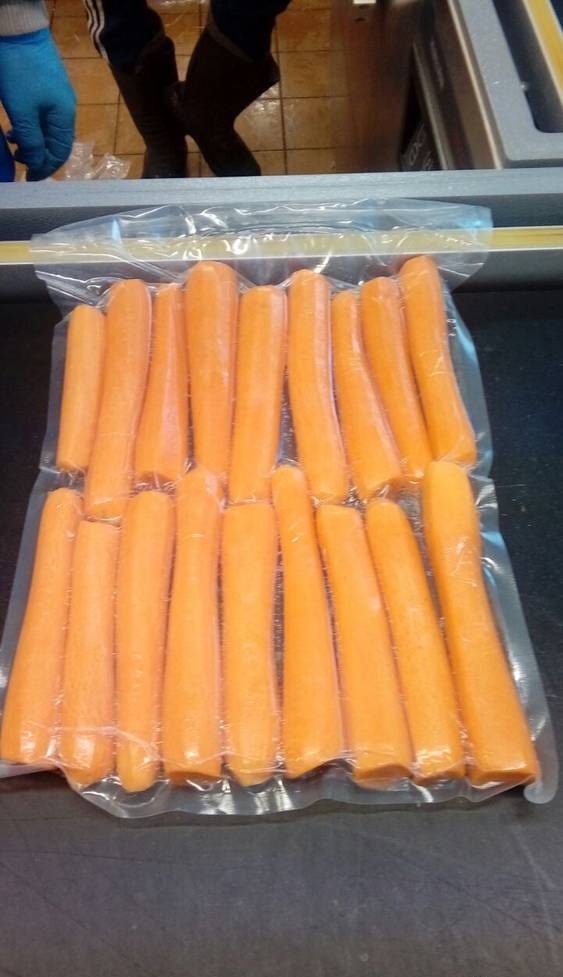 Фото Морковь очищенная в вакуумной упаковке