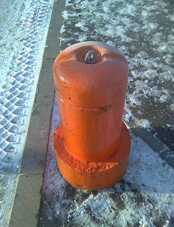 Фото Столбик бетонный парковочный с креплением и покраской