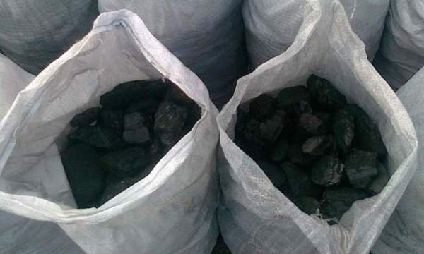 Фото Фасованный каменный уголь в мешках и росыпью.