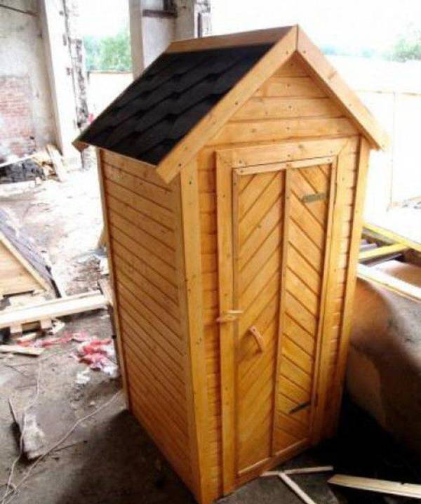 Фото Деревянный туалет-домик