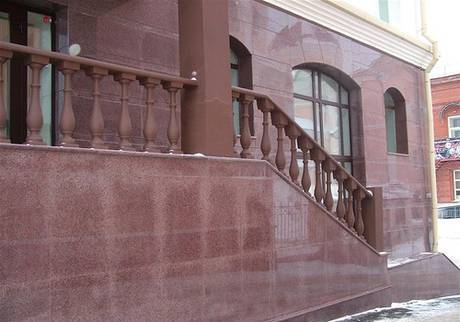 Фото Фасад из гранита коричневый гранит