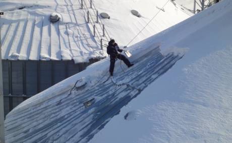 Фото Услуги промышленных альпинистов в Омске уборка снега с крыш