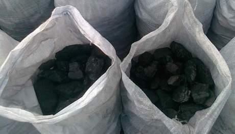 Фото Фасованный каменный уголь в мешках и росыпью.