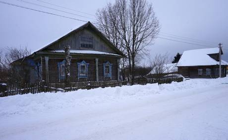 Фото Бревенчатый жилой дом в деревне, с хорошим подъездом