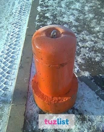 Фото Столбик бетонный парковочный с креплением и покраской
