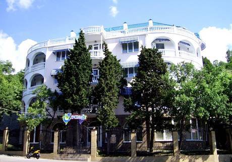 Фото Отель в Крыму, в г. Алупка, 46 номеров, бассейн, вид на море
