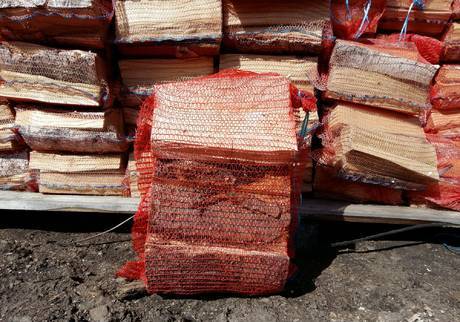 Фото Осиновые дрова в сетке для чистки дымохода