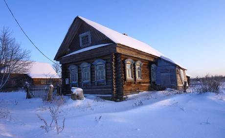 Фото Крепкий бревенчатый дом в тихой деревне, недалеко от Волги,