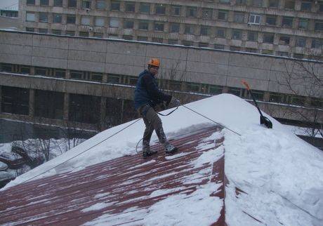 Фото Уборка, чистка снега, наледи и сосулек с крыш