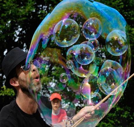 Фото Гигантские мыльные пузыри