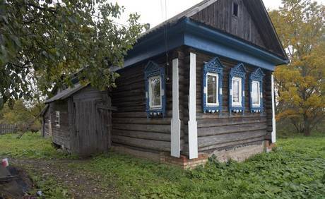 Фото Бревенчатый дом на фундаменте в тихой деревне,