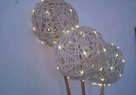 Фото Соломенные шары с подсветкой белого теплого цвета